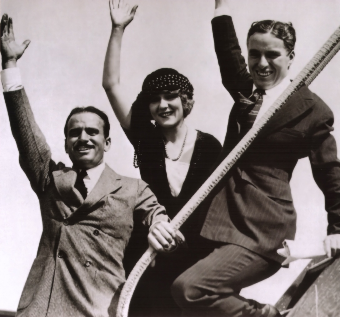 Doug Fairbanks, Mary Pickford & Chaplin on a 1918 war bond tour.